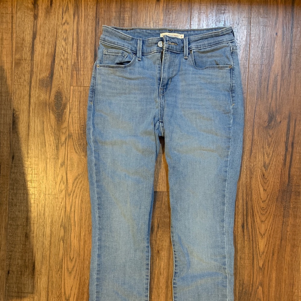 Levi's Classic Mid Rise Jeans Size 6
